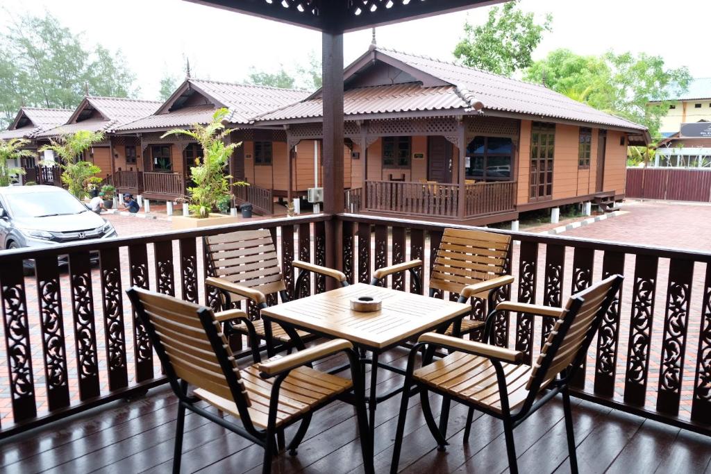 Balkón nebo terasa v ubytování D'Razna Chalet Pantai Seberang Takir