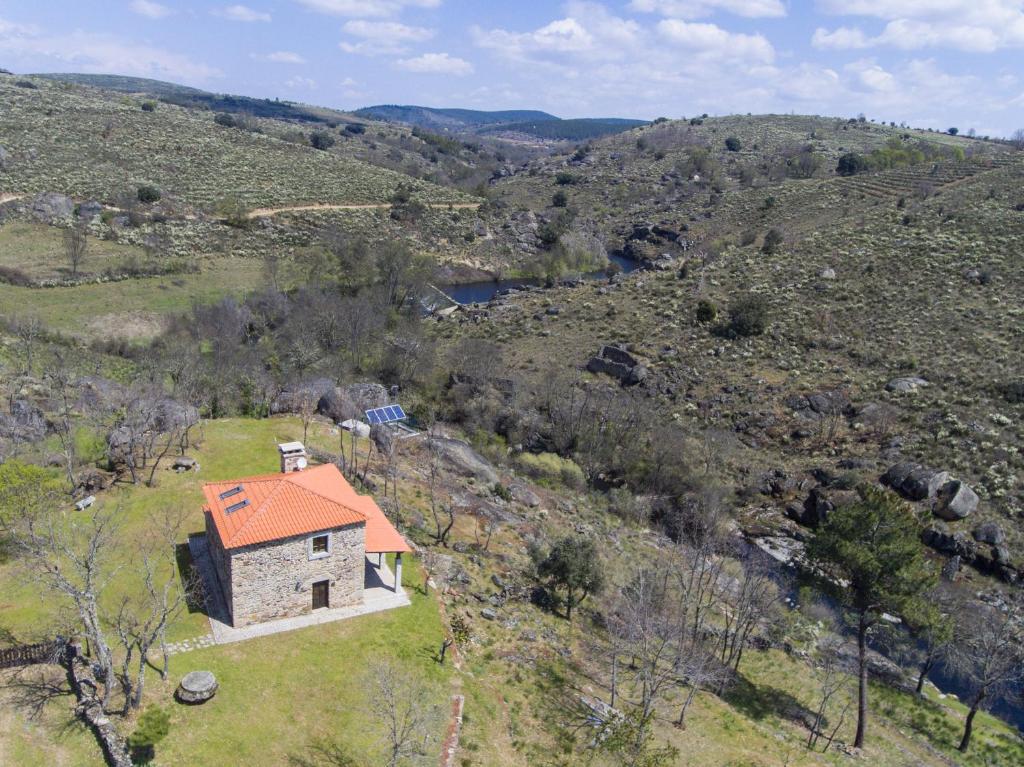 Vue aérienne d'une maison sur une colline dans l'établissement Casa da Janal, à Vimioso