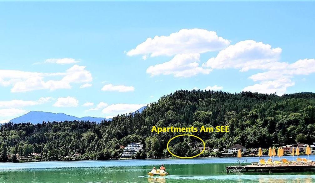 un grupo de personas en un barco en el agua en Apartments Am See en Klopein am Klopeiner See