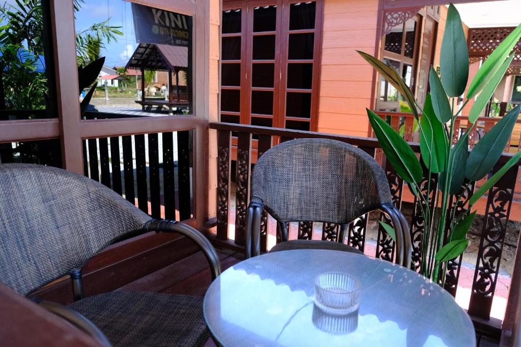 Balkón nebo terasa v ubytování D'Razna Chalet Pantai Seberang Takir
