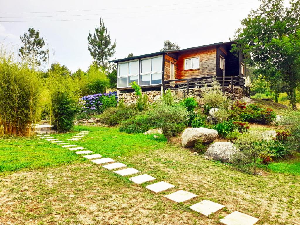 une maison sur une colline avec un jardin dans l'établissement Casa das Aveleiras - Sátão, à Sátão