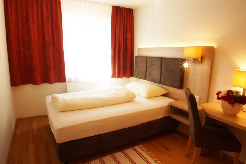 Llit o llits en una habitació de Gasthof zur Post
