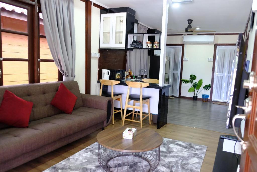 Kuchyň nebo kuchyňský kout v ubytování D'Razna Chalet Pantai Seberang Takir