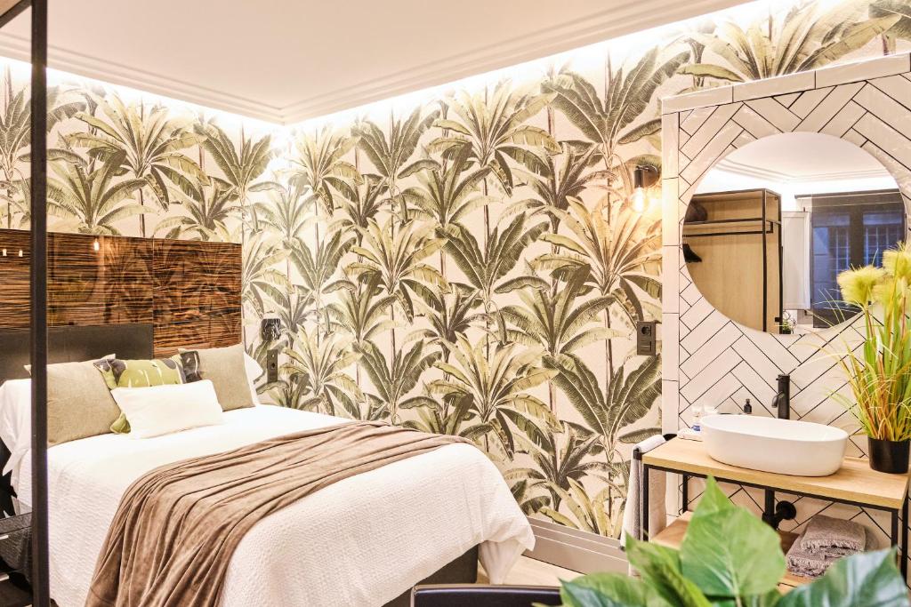 um quarto com uma cama e um mural de parede em Apartamentos Pedreira Casa Historica Down Town em Pontevedra