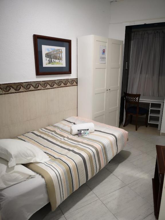 Motel lavapies - Single Room With Shared Bathroom