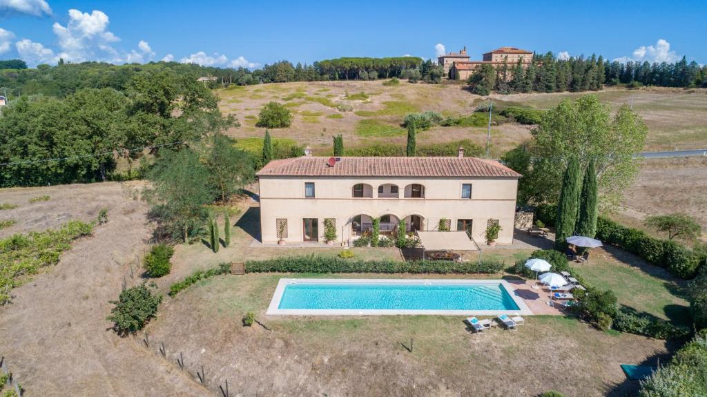 an aerial view of a house with a swimming pool at Bibbianello in Buonconvento