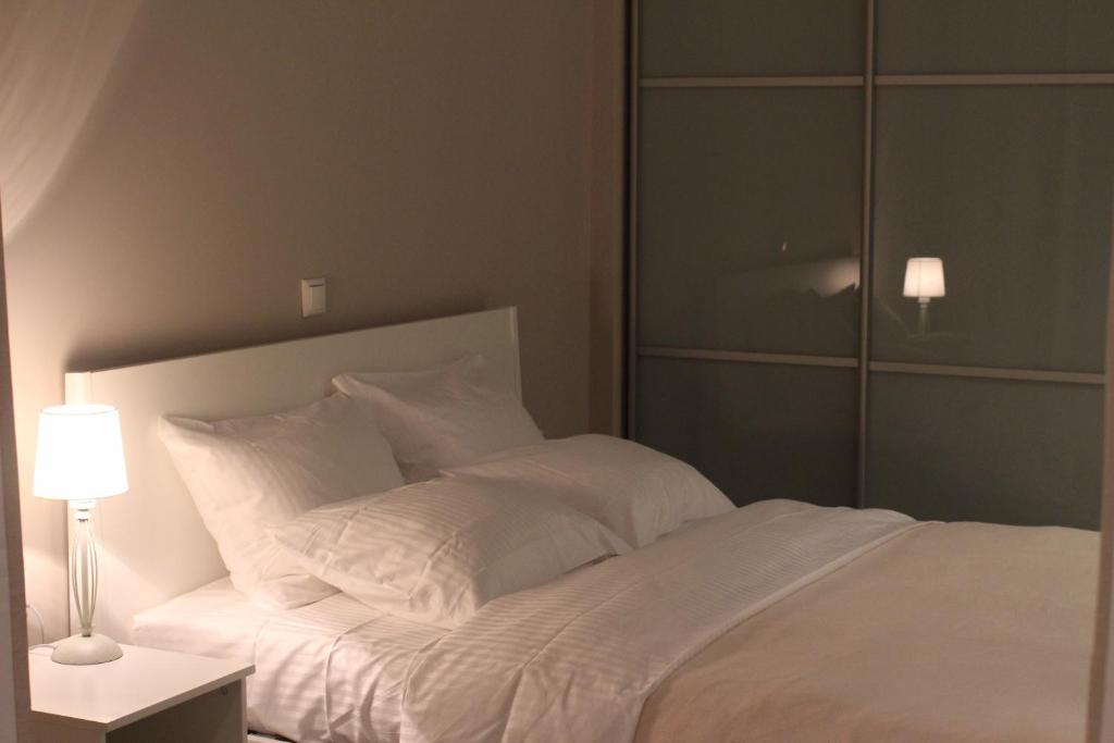 Una cama o camas en una habitación de My Home Star Apartments