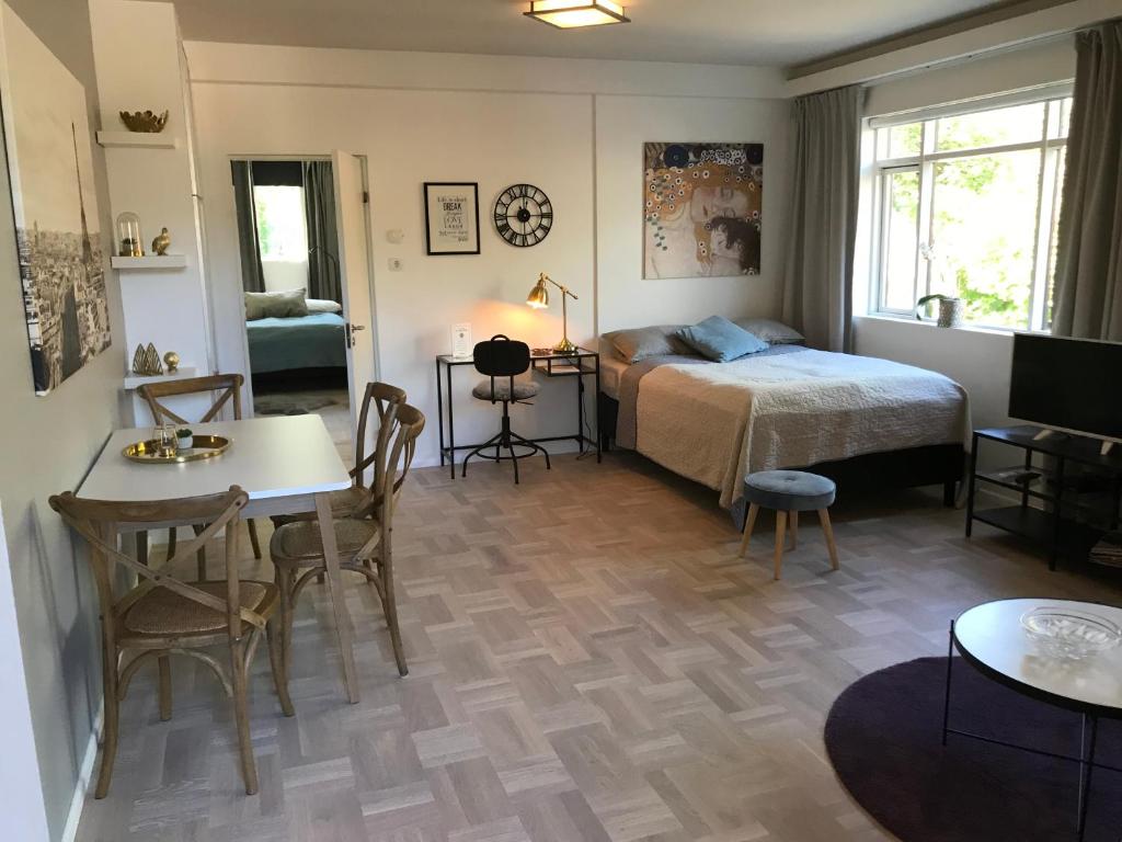 Postel nebo postele na pokoji v ubytování Casa Dísa - Apartments A Boutique Guesthouse in Reykjavik City`s Central Park and Botanical Garden in Laugardalur, Hot-Spring-Valley