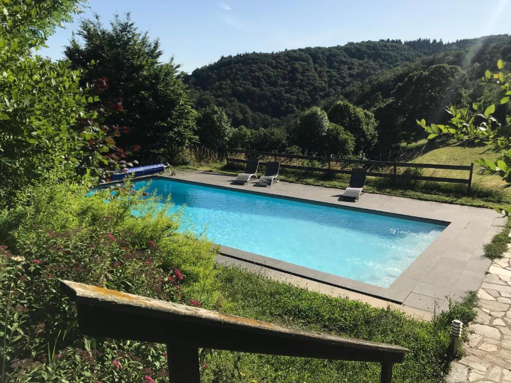 una piscina en medio de un jardín en L'Estivante, en Saint-Austremoine