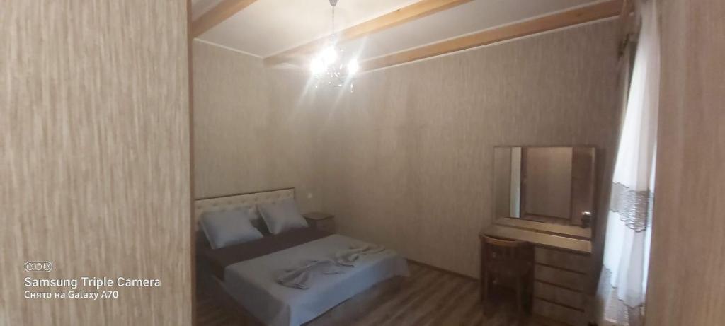 Postel nebo postele na pokoji v ubytování Tsinandali Edem - Tsinandlis Edemi - Цинандали Эдем