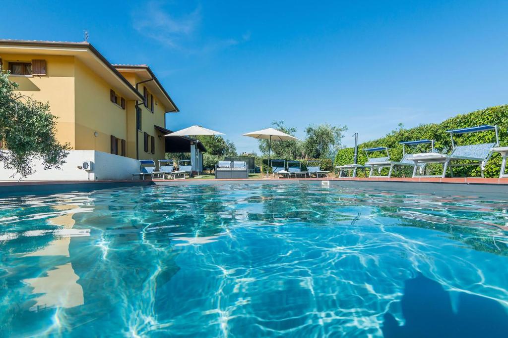 The swimming pool at or close to Villa Candelara