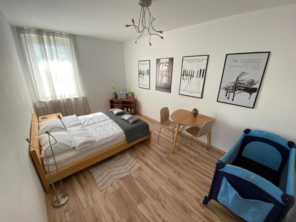 Posteľ alebo postele v izbe v ubytovaní Apartament Niebieski
