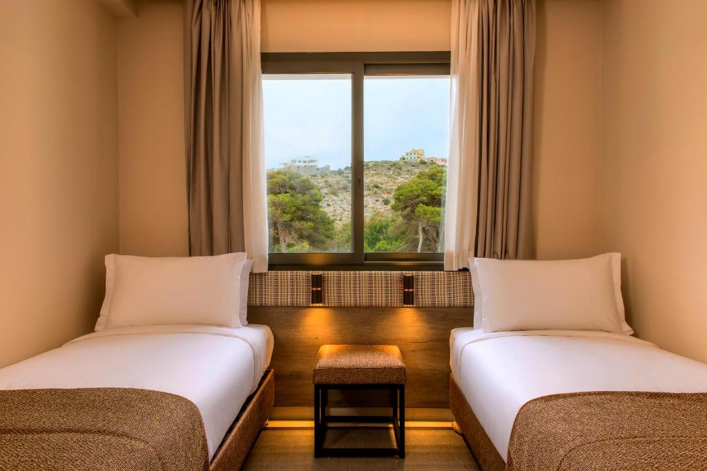 2 letti in una camera con finestra di Radisson Blu Residences Al Hoceima ad Al-Ḥoseyma