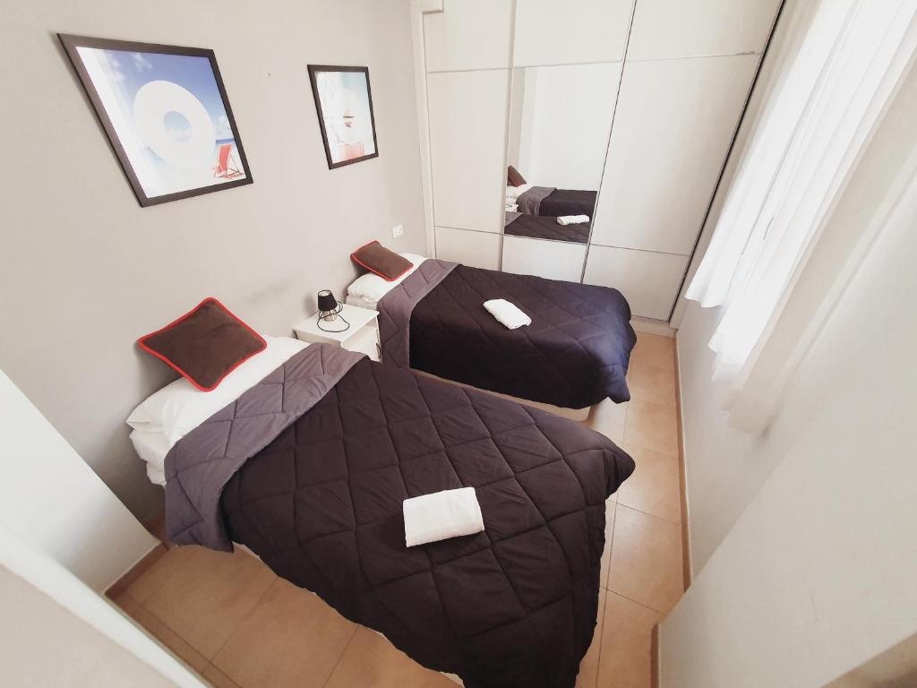 una vista aérea de un dormitorio con 2 camas y un espejo en Luxury Apartments Puerto Valencia, en Valencia