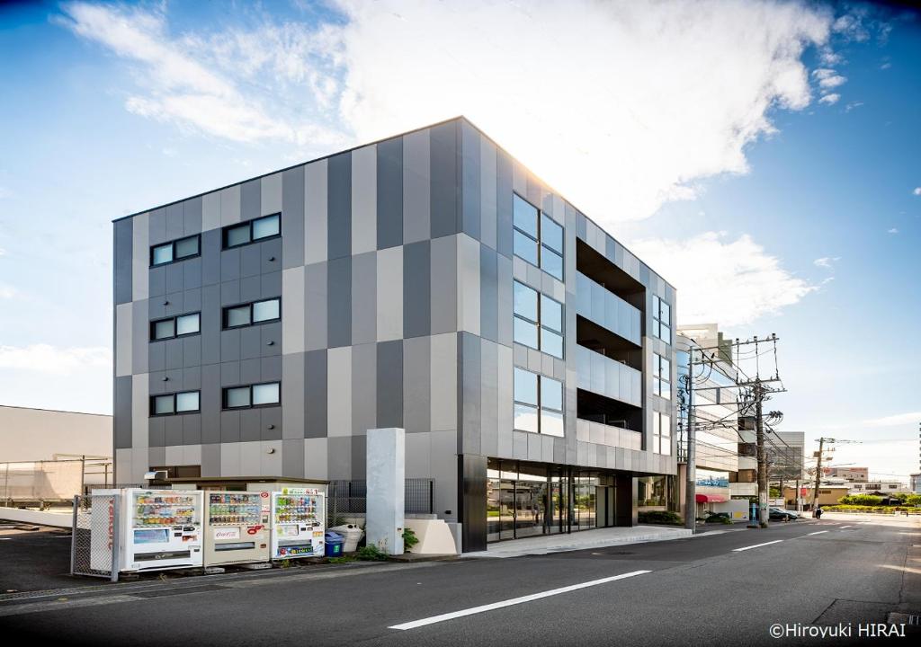 un gran edificio gris al lado de una calle en THE VIEW Odawara shiro-no mieru hotel - Vacation STAY 53335v, en Odawara