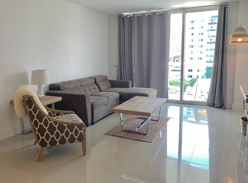 een woonkamer met een bank en een tafel bij Miami Sunny Isles ocean reserve 704 in Miami
