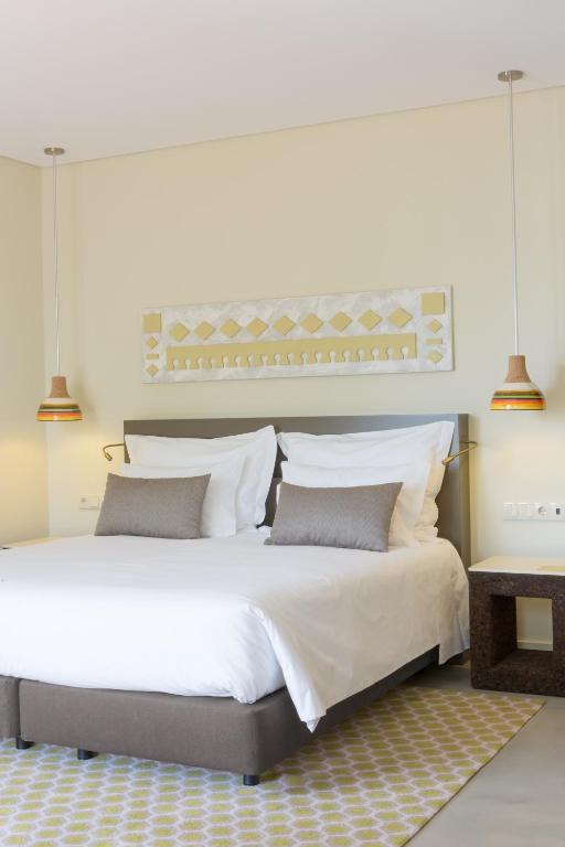 Postel nebo postele na pokoji v ubytování OZADI Tavira Hotel