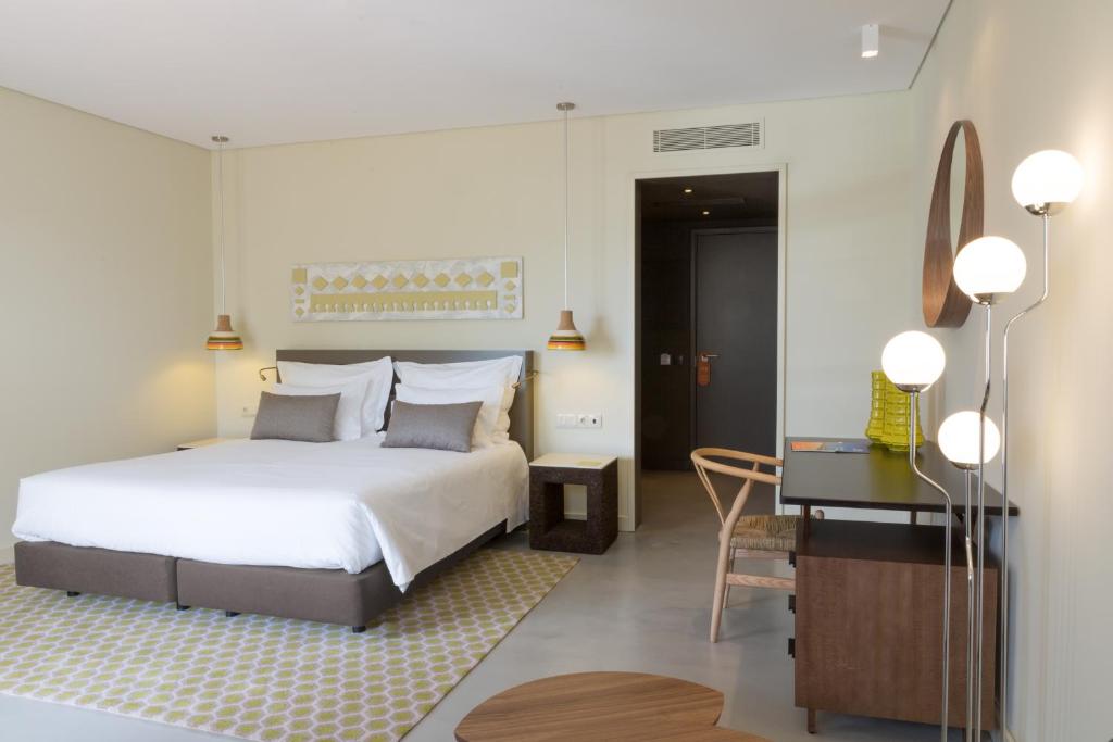 Postel nebo postele na pokoji v ubytování OZADI Tavira Hotel
