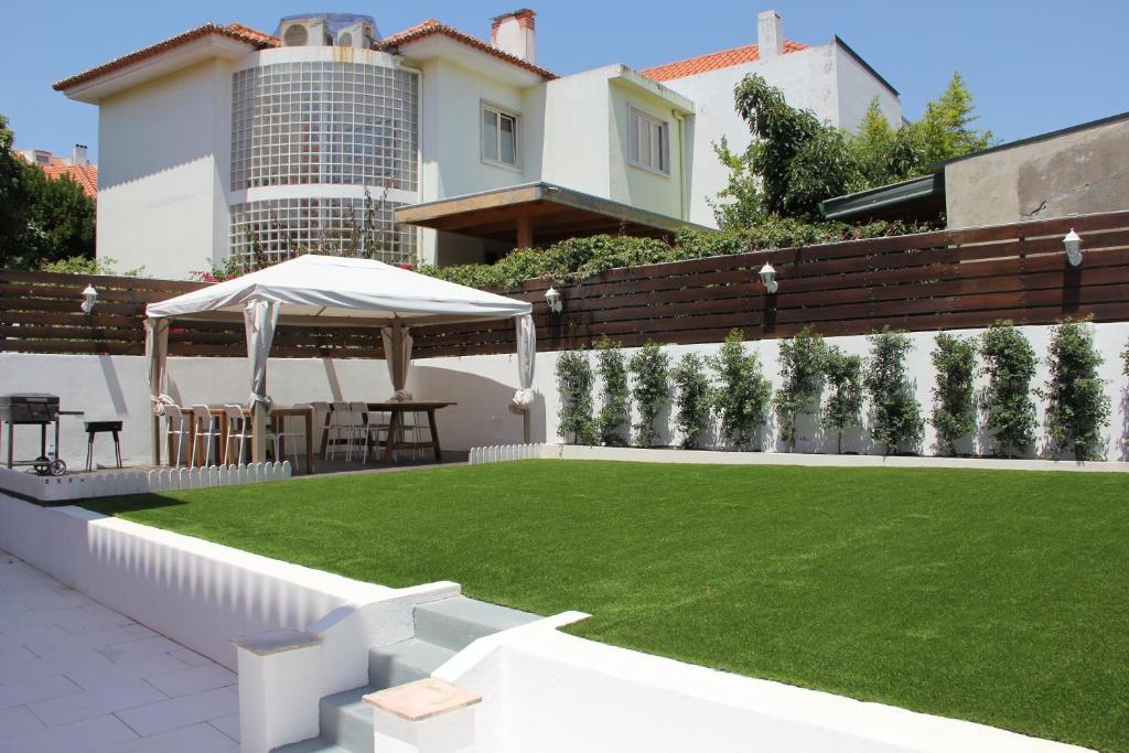 une cour avec une pelouse et un kiosque dans l'établissement SK Lisboa Villa Guesthouse, à Lisbonne