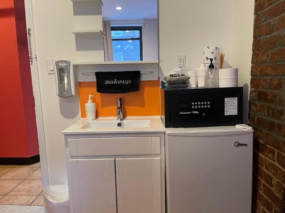A cozinha ou cozinha compacta de Chelsea Rooms NYC