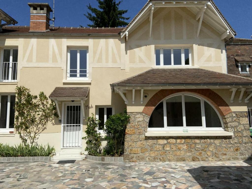 Gîte Senlisse, 4 pièces, 6 personnes - FR-1-527-11 في Senlisse: منزل أمامه ممر حجري