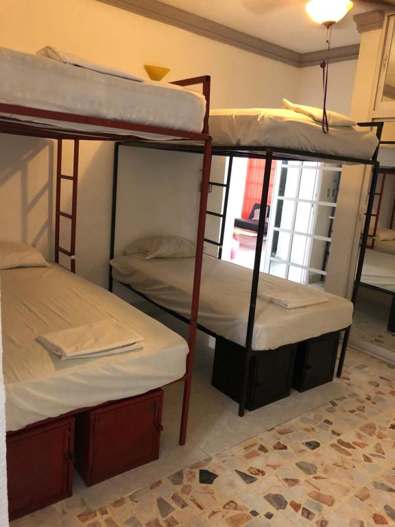 Μία ή περισσότερες κουκέτες σε δωμάτιο στο Mini Hostal Cultural de Mazatlán