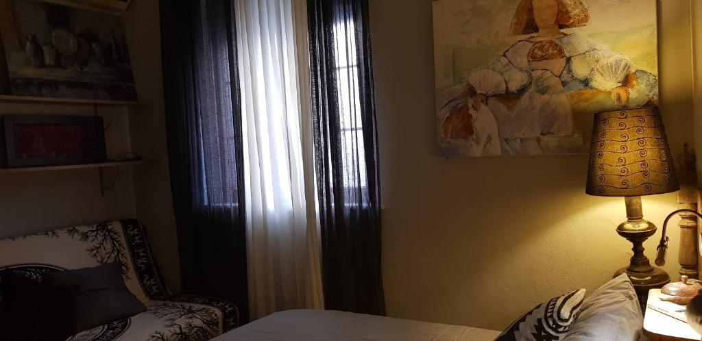 Postel nebo postele na pokoji v ubytování habitacion en casa kenya