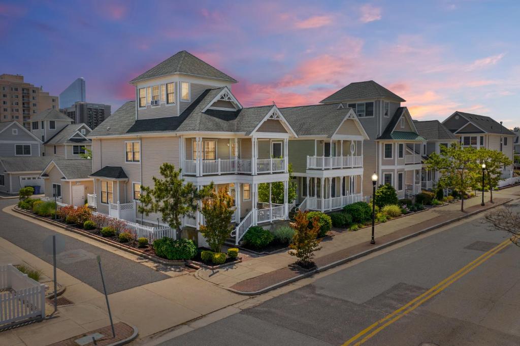 una casa grande en una calle en una ciudad en The Lucky Beach House, The Most Popular Beach House in Atlantic City! WOW! en Atlantic City