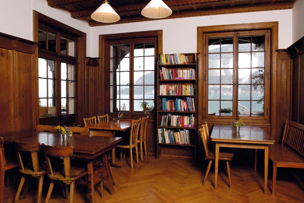 Knihovna v hostelu