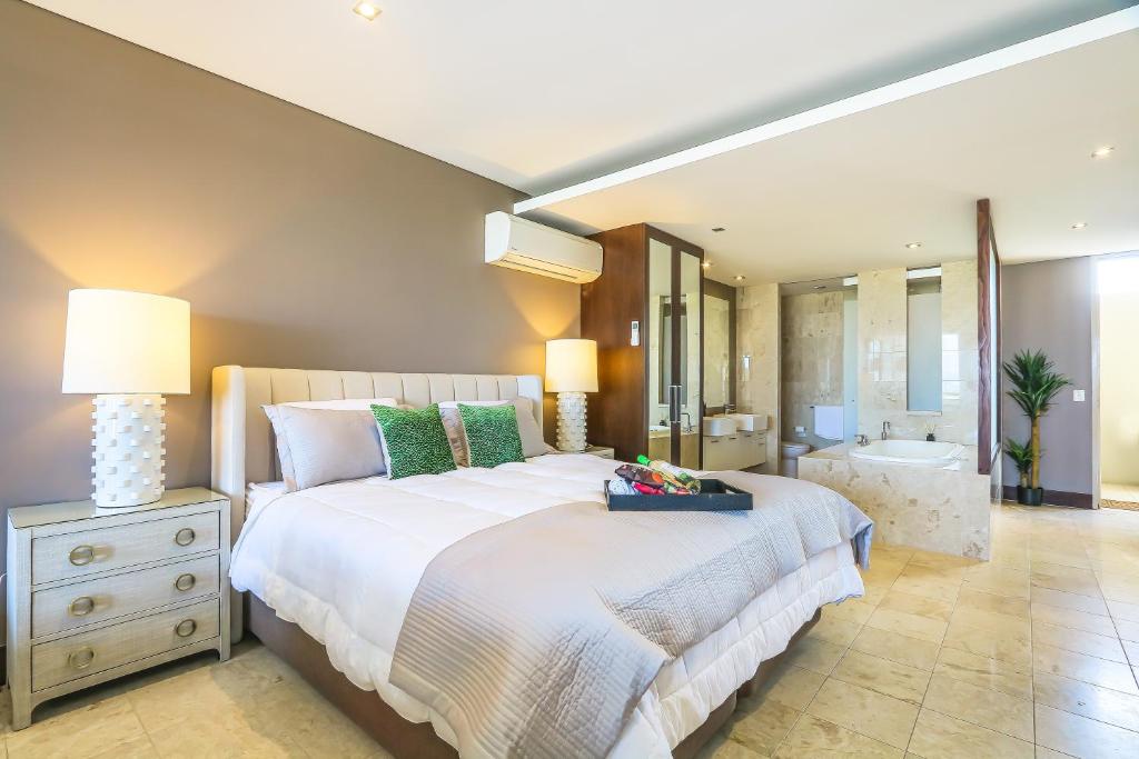 una camera con un grande letto e un bagno di Santai Sands - with Sea and Mountain Glimpses! a Casuarina