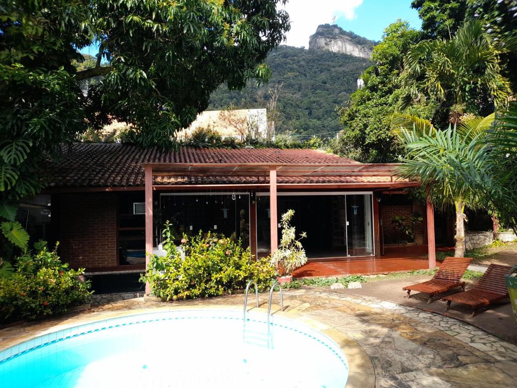a house with a swimming pool in the yard at Casa 6 quartos piscina e sauna in Rio de Janeiro