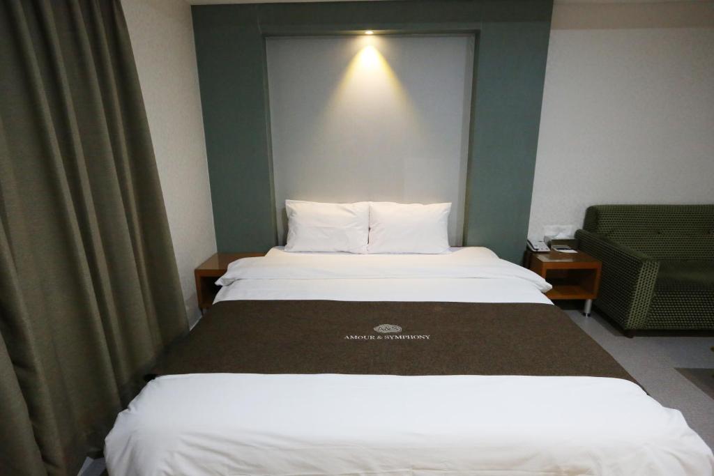 Postel nebo postele na pokoji v ubytování Symphony Hotel