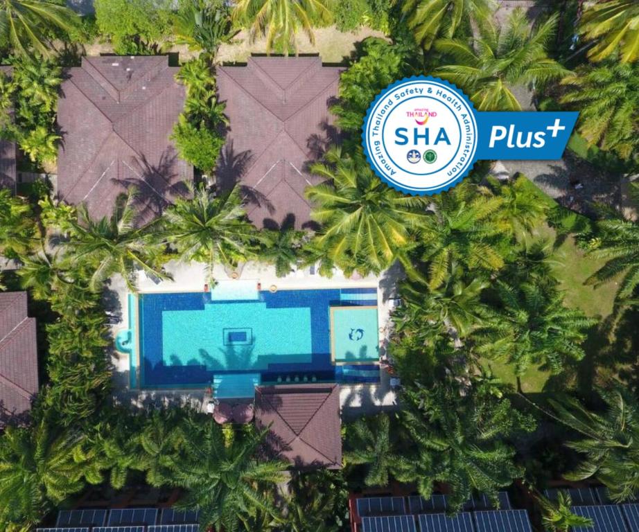 una vista aérea de un complejo con piscina y un cartel en Sudala Beach Resort, en Khao Lak