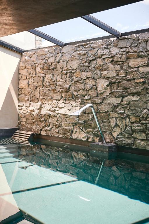 Bazén v ubytování Hôtel de Rougemont & Spa nebo v jeho okolí