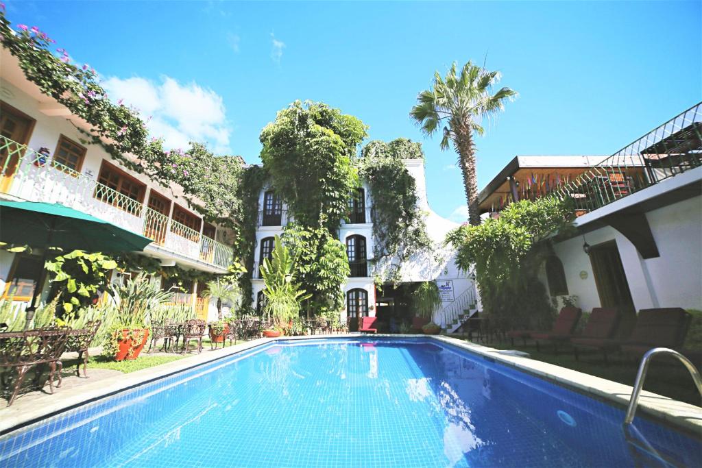 a large swimming pool in a residential area at Hotel Casa de la Tía Tere in Oaxaca City