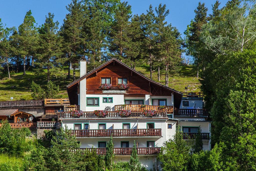 ein Haus mit Balkon an der Seite in der Unterkunft Alpenappartements Schwalbennestl in Mittenwald