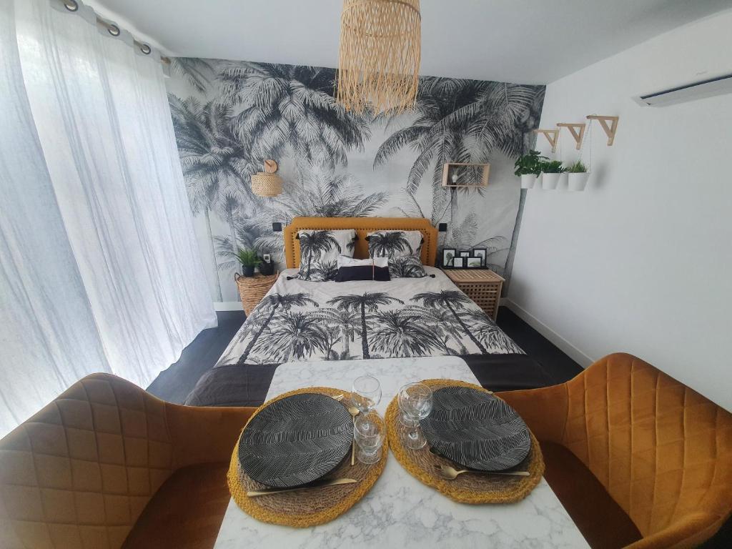 Un dormitorio con una cama con sombreros. en Tropical, en Mios