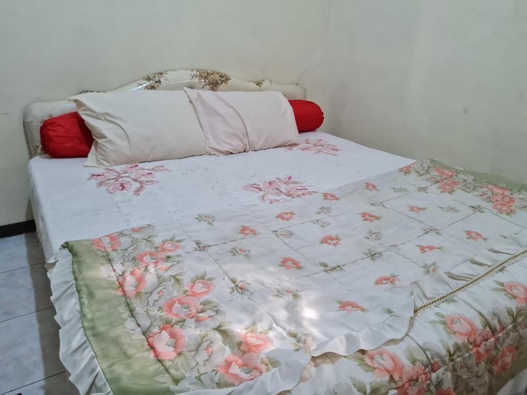 سرير أو أسرّة في غرفة في Villa Bukit Zaitun Puncak RedPartner