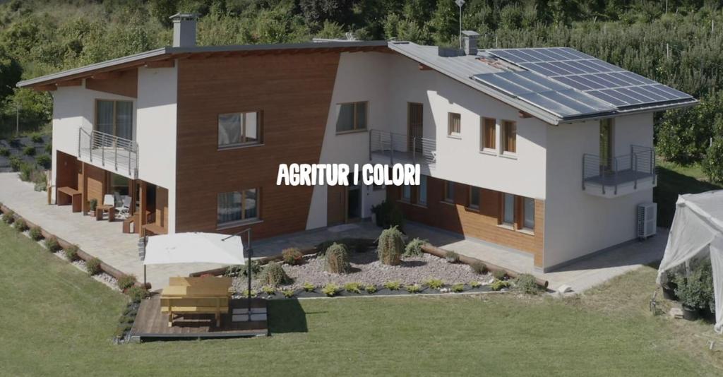 eine Darstellung eines Hauses mit Sonnenkollektoren in der Unterkunft Agritur I Colori in Sanzeno