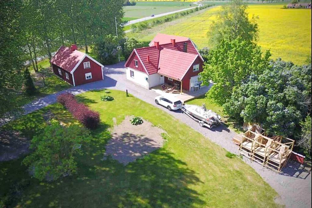 una vista aérea de una casa y un granero en Eget hus med bra läge och toppstandard, en Linköping