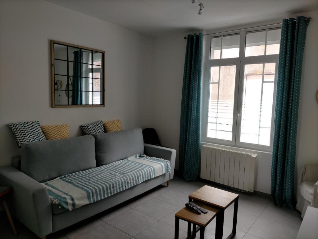 ein Wohnzimmer mit einem Sofa und einem Fenster in der Unterkunft Gîte Cœur d'Opale, seul hébergement 4 étoiles sur Étaples in Étaples
