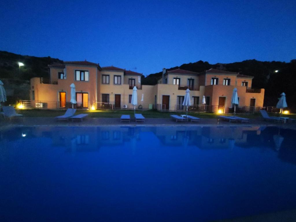 Bazén v ubytování Molivos Sunset Apartments nebo v jeho okolí
