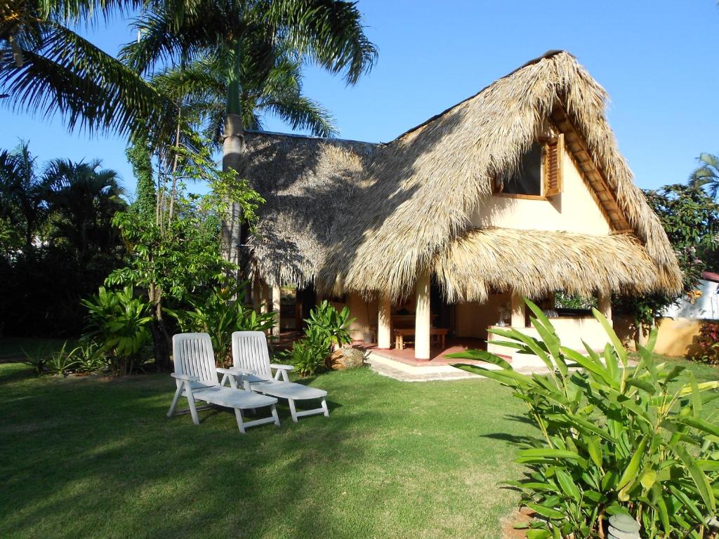 Κήπος έξω από το Palm-covered house in the tropical -Casa Oli