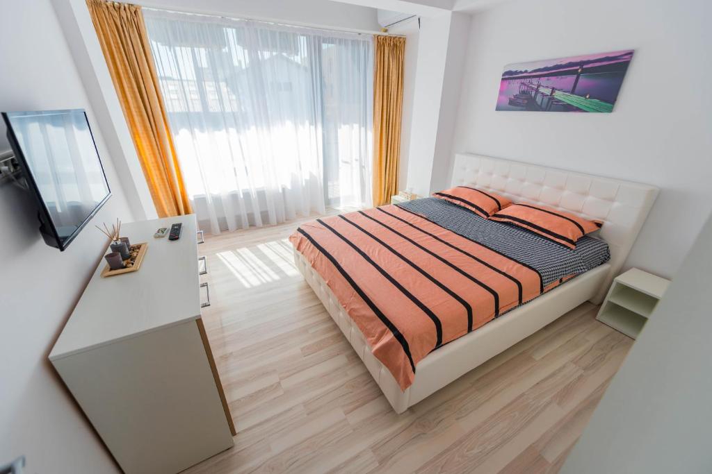 um quarto com uma cama e uma grande janela em Fire Opal em Constança