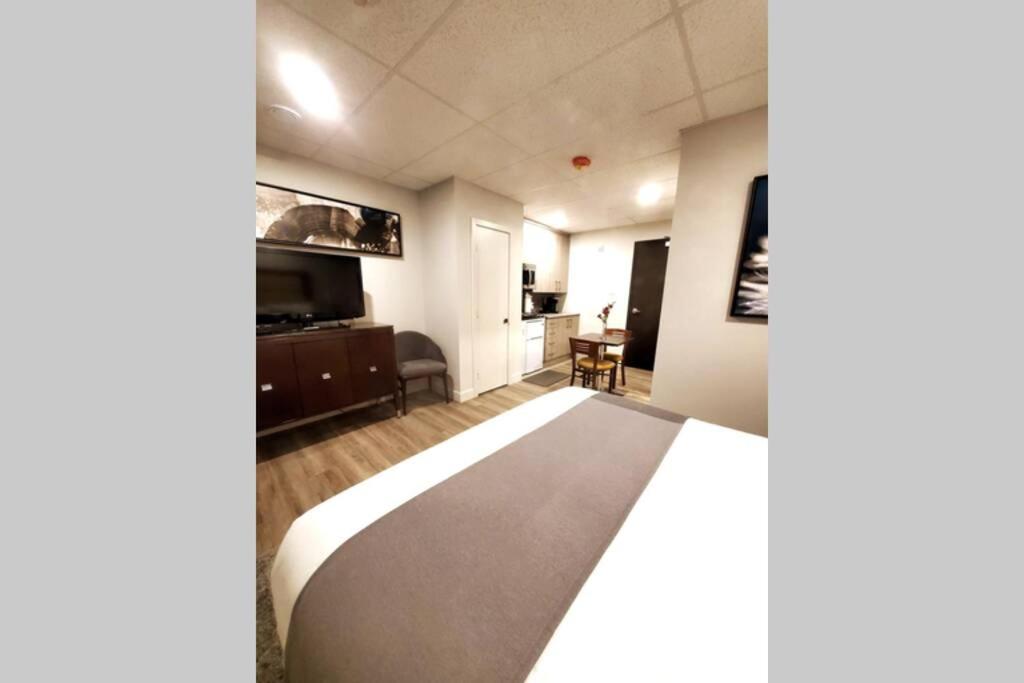 um quarto com uma cama e uma sala de estar em Cozy Sweet Studio #5, Only 10 min to D.T. Ottawa em Gatineau