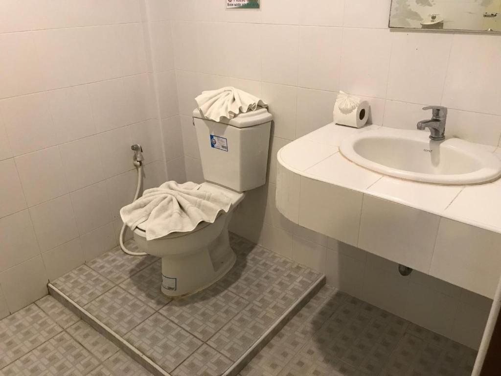 Koupelna v ubytování Kasemsuk Guesthouse SHA Extra plus