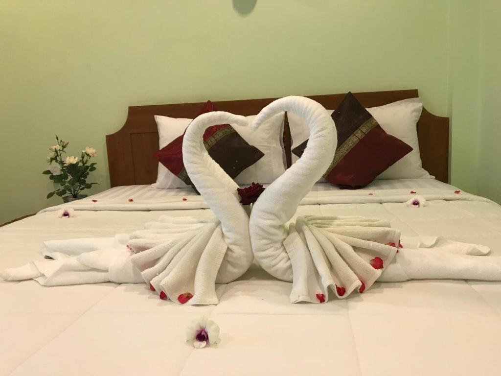 Postel nebo postele na pokoji v ubytování Kasemsuk Guesthouse SHA Extra plus