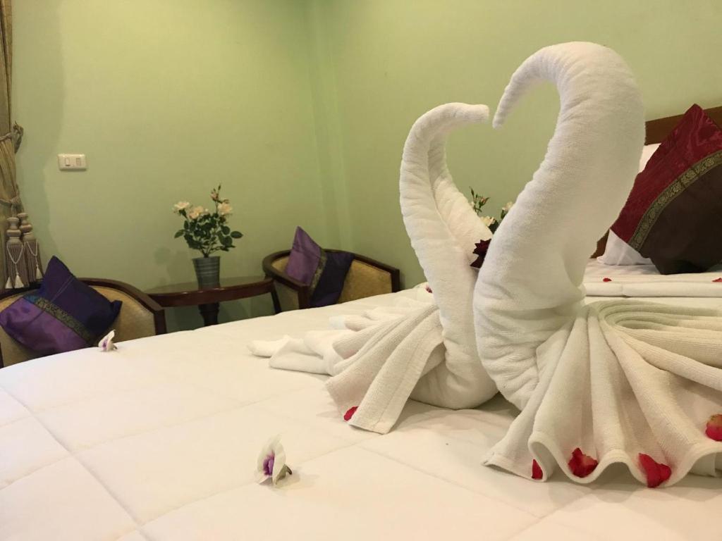 Postel nebo postele na pokoji v ubytování Kasemsuk Guesthouse SHA Extra plus