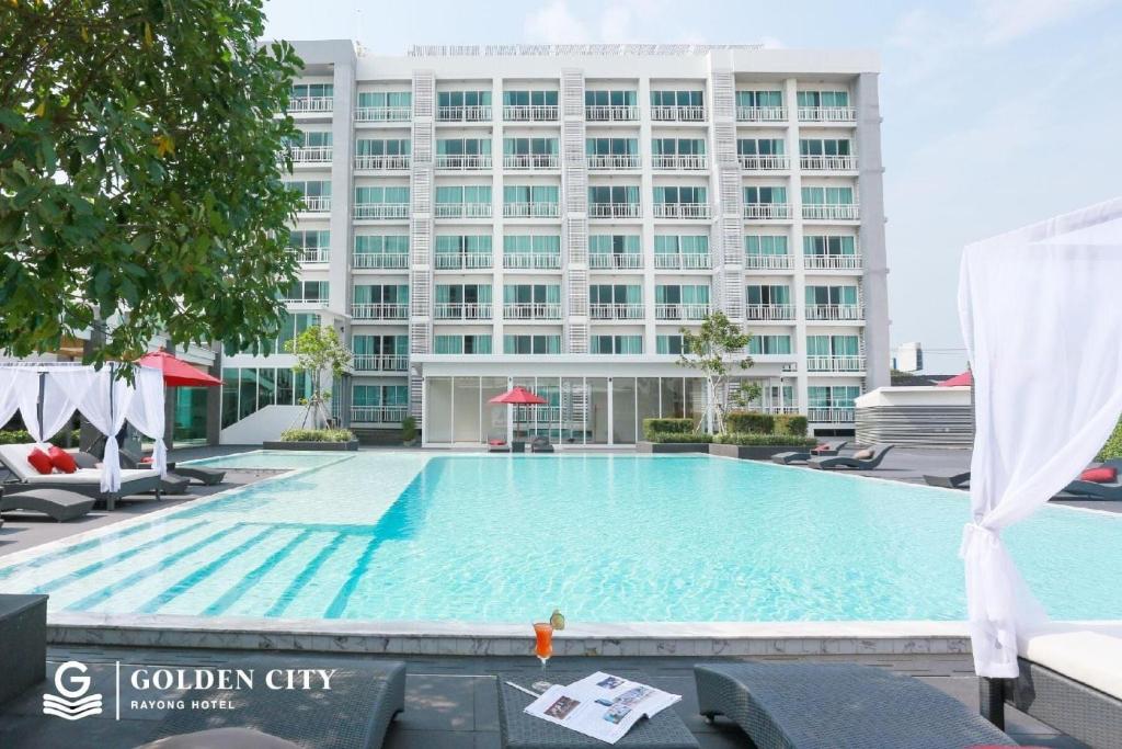 สระว่ายน้ำที่อยู่ใกล้ ๆ หรือใน Golden City Rayong Hotel - SHA Extra Plus Certified