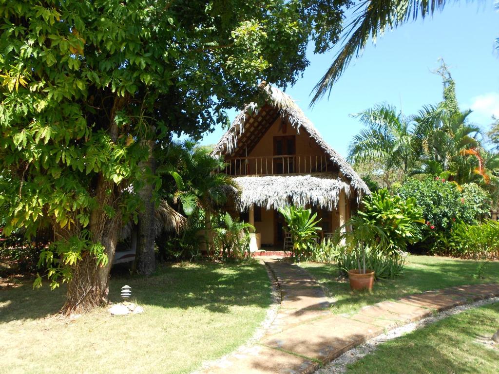 Giardino di Casa 3 amigos-Palm roofed house